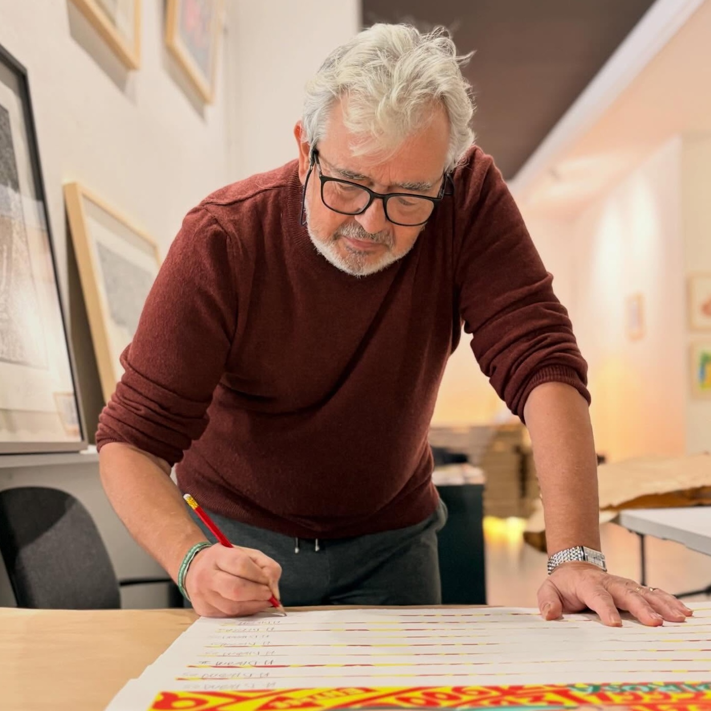 Hervé Dir Osa Signe ses dernières sérigraphies